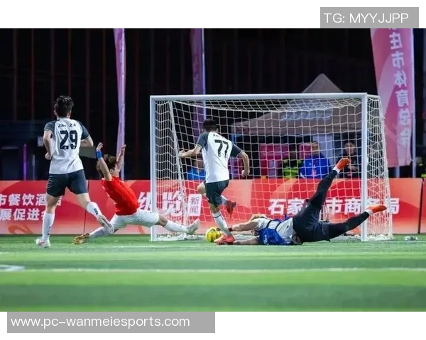 雪花纷飞的足球场上激情对决，寒冬中的热血与梦想交织